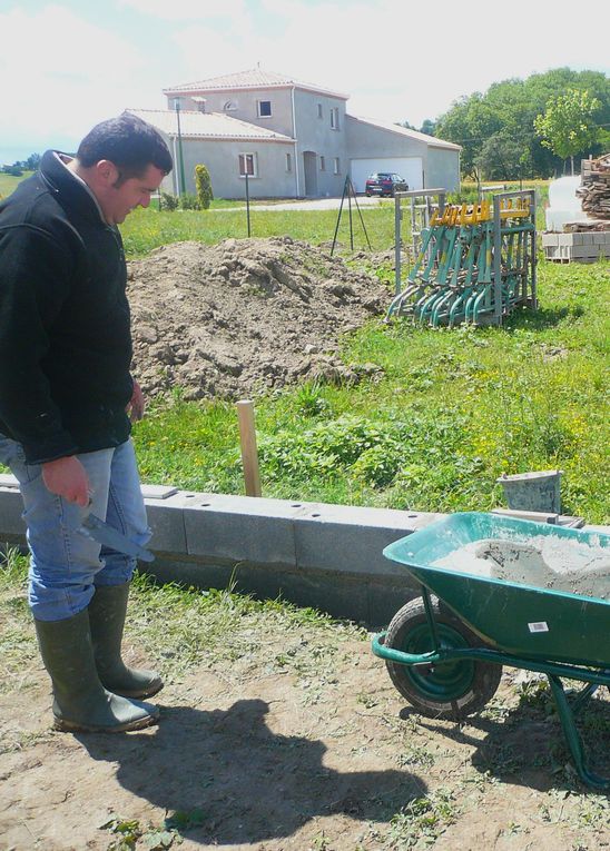 Le montage, petit a petit du mur de clôture.