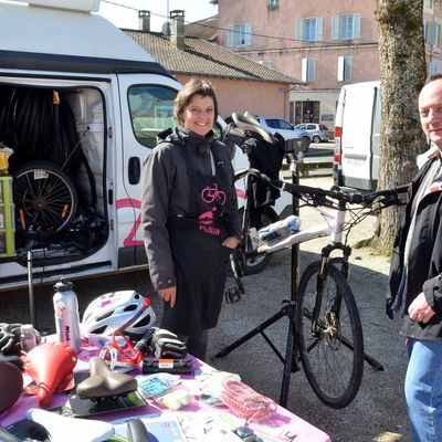 Rachel Rozier répare des vélos sur les marchés et à domicile. 