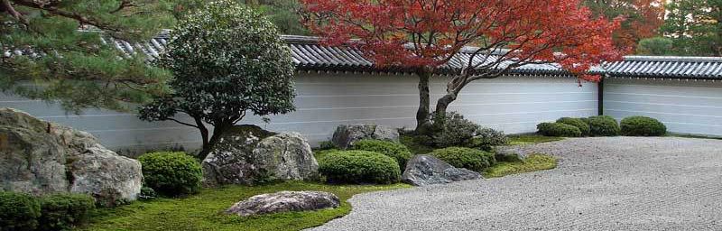 Il y a plusieurs types de jardin Zen : le Karesansui, Kaiyushiki, Shakkei-zukur, Cha-niwa…