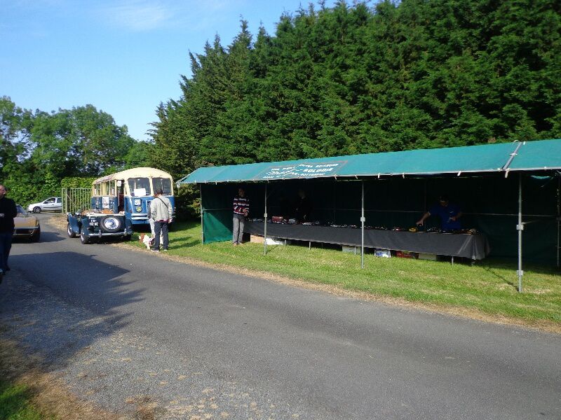 photos de l'exposition de voiture anciennes par l'atelier du temps dans le parc du restaurant Benureau