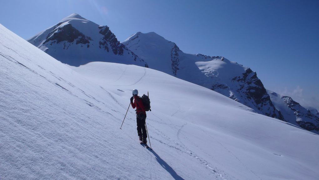 Après un hiver 2010-2011 sans neige, le printemps maussade nous oblige (avec plaisir !) à prendre les skis pour traverser en 2 jours les crêtes du massif du Mont Rose...