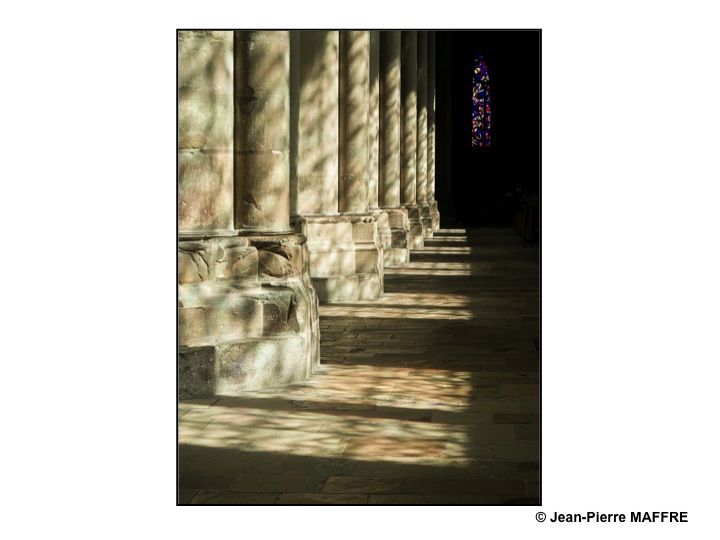 De la cathédrale à l’église la plus modeste chaque édifice propose, selon les moments de la journée, une palette changeante de couleurs.