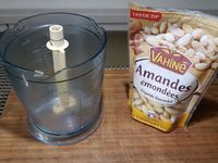 1 - Préparer votre purée d'amandes en les mixant par périodes de 2mn en alternant avec un repos de 45 secondes (pour préserver les qualités gustatives des amandes) jusqu'à obtenir comme une pâte à tartiner lisse. Cette dernière peut se garder environ 3 semaines au réfrigérateur. Peler les poires.