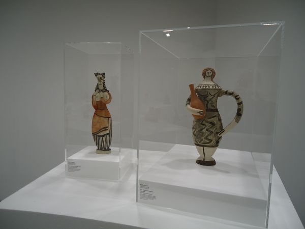 Poteries de Picasso, en haut "Vase : Femme à la mantille" 1949 et "Vase : Femme à l'amphore" 1947-1948, les deux vases du musée Picasso de Paris