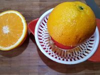 1 - Découper le poulet en lanières dans le sens de la longueur. Peler, dégermer l'ail et l'écraser. Prélever le zeste du citron puis presser le jus, ainsi que celui d'une orange. Mettre le tout dans un plat creux.