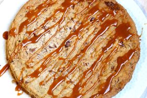 Cookie géant aux deux chocolats, noisettes et caramel au beurre salé pour les 14 ans du blog