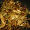 Poêlée de poulet aux oignons, raisins secs et sauce Teriyaki