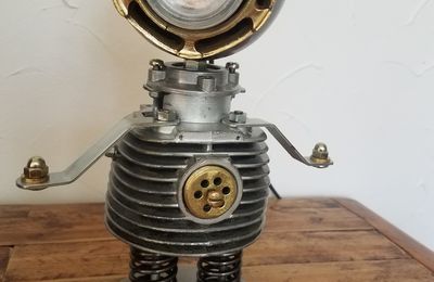 Bonjour, je vous présente ma dernière création une petite lampe toute en métal qui représente un robot plutôt rigolo je trouve idéal pour chambre d'ado ou chambre d'enfants, a vous de voir ! 