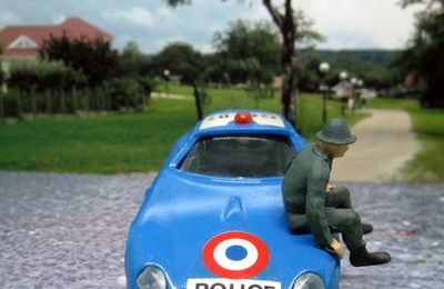 ALFA ROMEO GIULIA TZ ZAGATO POLICE DES AUTOROUTES SOLIDO 1/43.