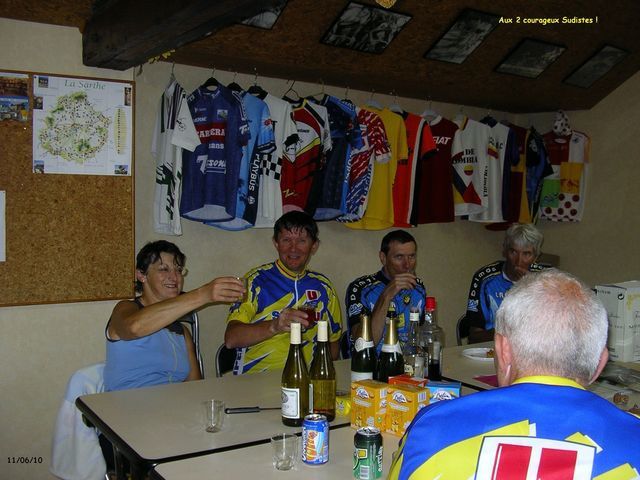 Dimanche 6 juin, sous le soleil, Jean Paul et Christian enfourchent leur bécane. Ils quittent leurs pénates méridionaux pour rallier Montbizot dans la Sarthe, à plus de huit cents kilomètres de St Georges d’Orques. 810 Km du 6 au 11 juin 2010