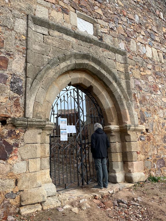 Jean-Louis devant la grille du château fermée (Michel est ce que cela ne te rappelle pas une autre photo ?). La citerne.