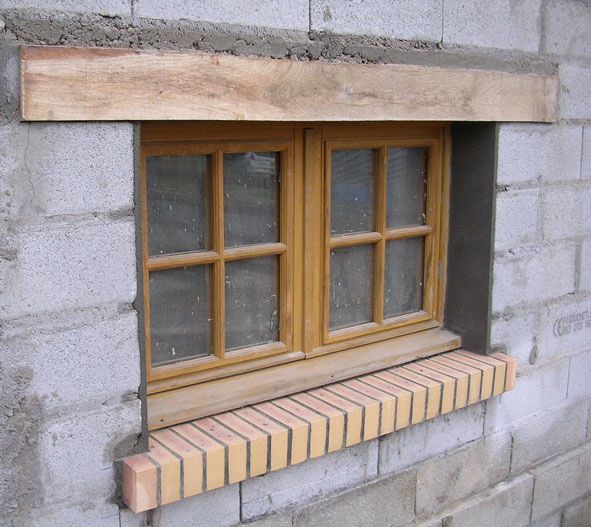 Reconstruction du pignon de la maison.