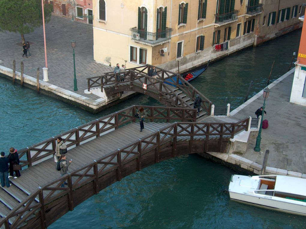 des canaux, des ponts, des ruelles, des monuments, des quartiers, les îles de Burano, Torcello et murano, le charme de Venise