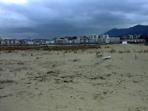 Ce qu'il reste des dunes a hendaye 
après trois ans de tempêtes dont klaus ainsi que des meules de foins 