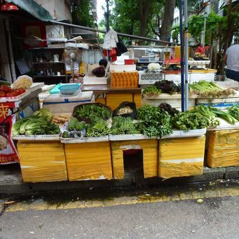 Fruits et légumes dans le marché au bord du trottoir