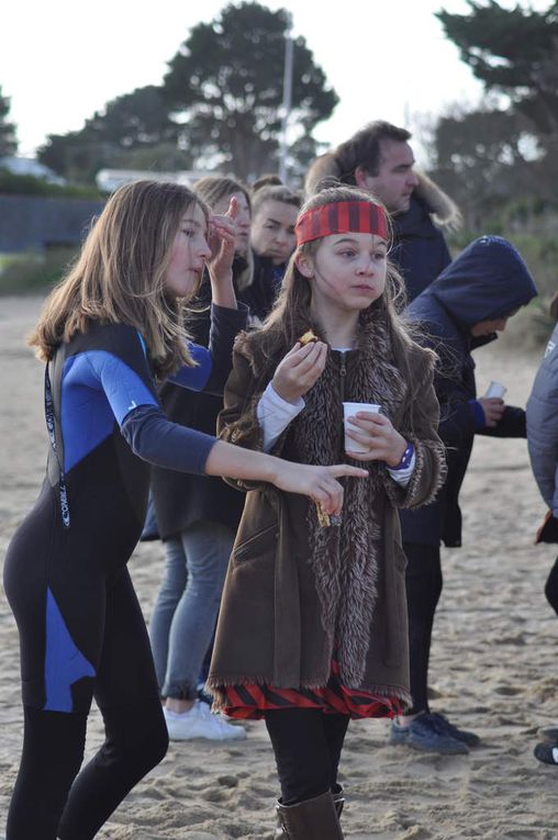 Cette année le temps ne nous a pas permis d'aller jusqu'au port de Lomener, cependant nous avons profité d'une éclaircie l'après-midi pour présenter notre petit spectacle dans la cour avant d'aller prendre le goûter à la plage.