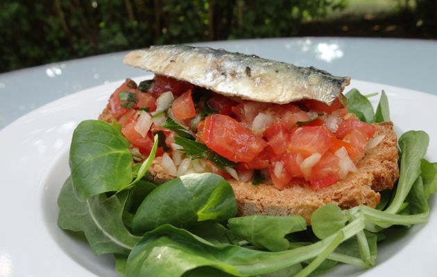 Tartines de sardines et tomates marinées