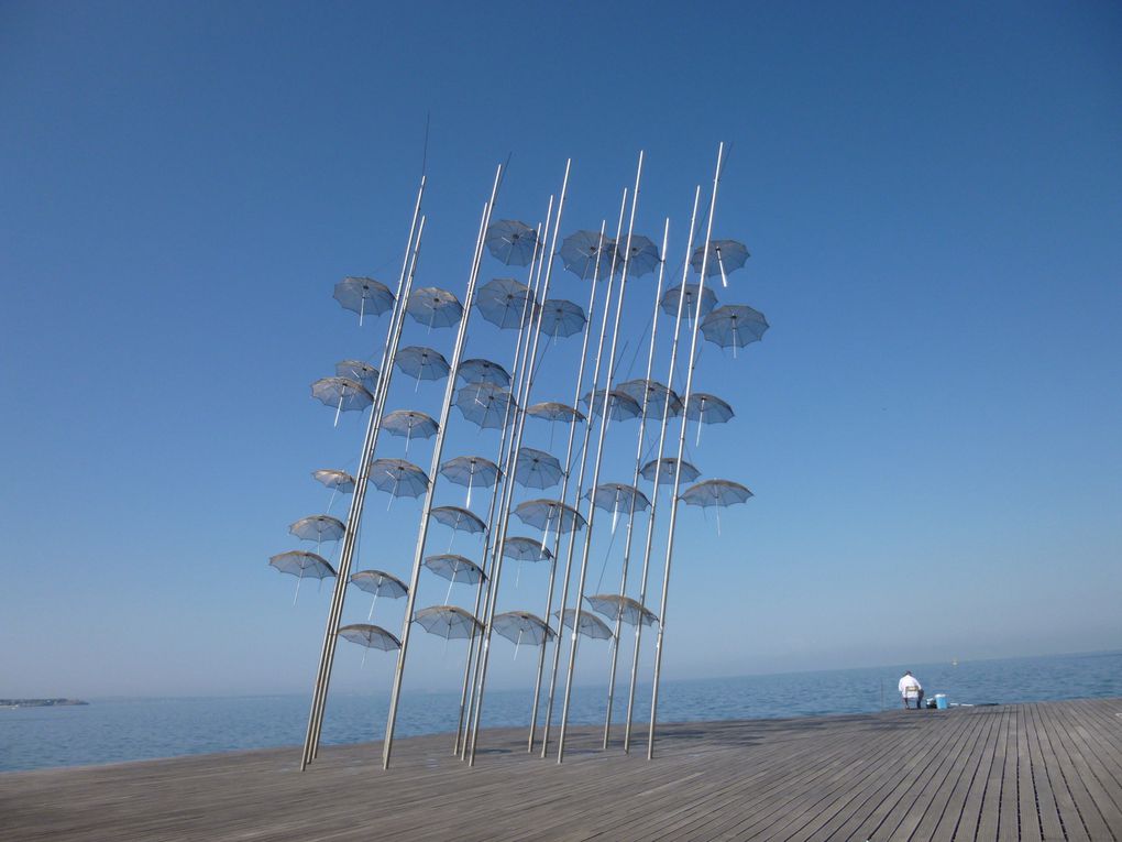 Front de mer à Thessalonique, l'Eglise des saints Apôtres à Thessaloniki,et ses bedeaux. Sac de pièces au brûloir de lumignons. Une camionnette haut parleur de la CGT grecque 