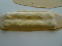 Déposez des petits tas de garniture sur une plaque de pâte que vous venez de passer au laminoir. Refermez avec une plaque de pâte, puis appuyez avec vos doigts sur tout les contours pour fixer les 2 pâtes ensemble sinon lors de cuisson vos raviolis risque de s'ouvrir. 