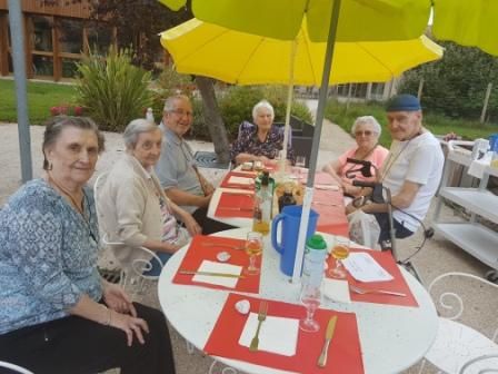 Repas préparé par les résidents et les animatrices et dégusté dans  le jardin                            quel plaisir!!!!!