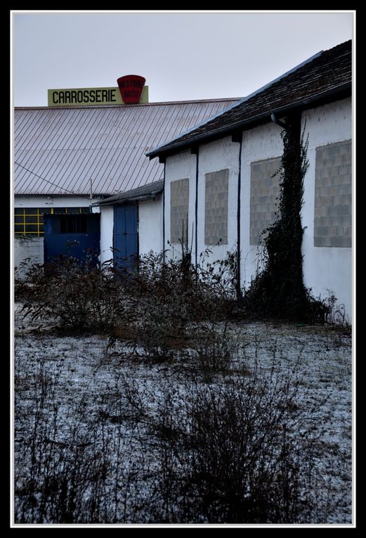 Avenue Jean Jaurès à Dijon. Un petit matin, lumière glauque, quelques flocons. Des bâtiments abandonnés.J'ai traité cette série d'une façon plus dure que mes photos habituelles.