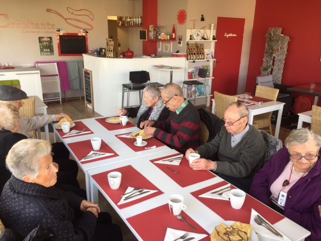 L'apéritif du mois, visite d'une médiatrice animale et une sortie à la crêperie!