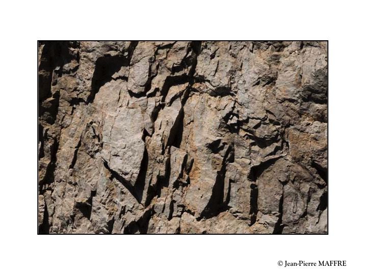 Quelle a été la réaction de nos ancêtres de l’antiquité face à cette profusion de formes humaines dans des rochers qui n’ont probablement pas changés depuis.