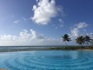 Pas si mal le parkage: la plage et la piscine de la résidence 