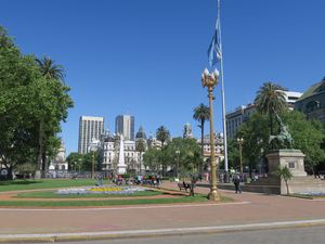 Sur la place de Mayo, la Maison du gouvernement et à l'autre extrémité El Museo Del Cabildo