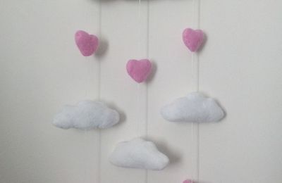 Mobile bébé cœurs et nuages