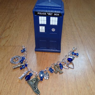 Bracelet-breloques sur le thème de Doctor Who