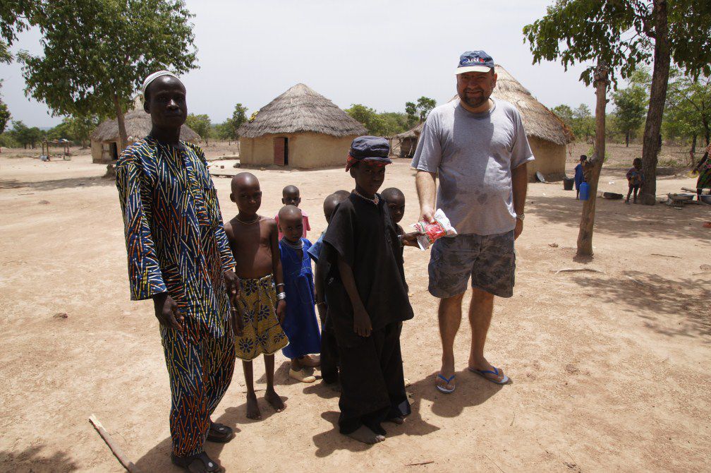 Distribution des bonbons du conteneur reçu en 2011 grâce aux efforts de Franziska et Leo Strauch d'Allemagne. Le nom de photo indique en même temps le lieu de la paroisse. C'est juste quelques exemples, car tous les diocèses du Togo et quelques p