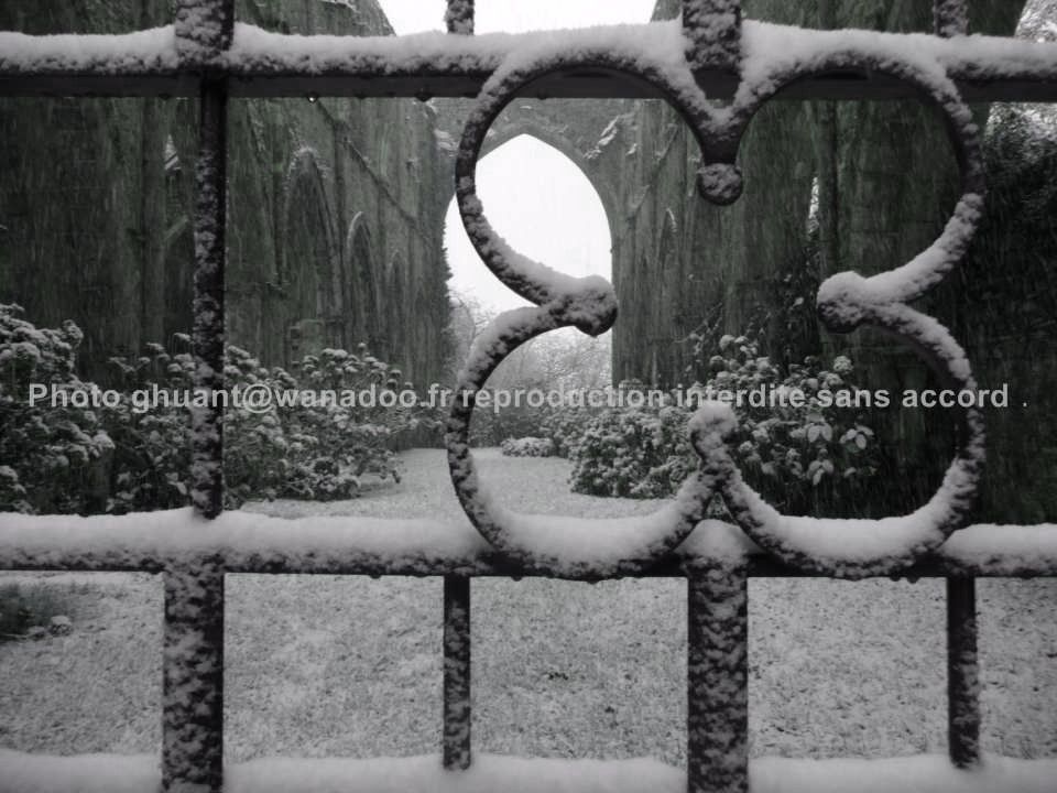 L'abbaye de Beauport le 1er décembre 2010 sous la neige. Mais les plus grosses chutes étaient encore à venir...