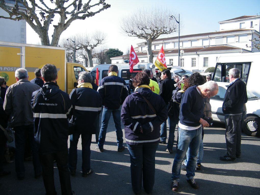 A l'appel de notre section Comminges et de Sud, les postiers ont répondu en grande majorité présents pour ce rassemblement de protestation contre la stratégie de La Poste. Les facteurs d'Aspet, Montréjeau, St Martory, Barbazan, Luchon et St-Gaud
