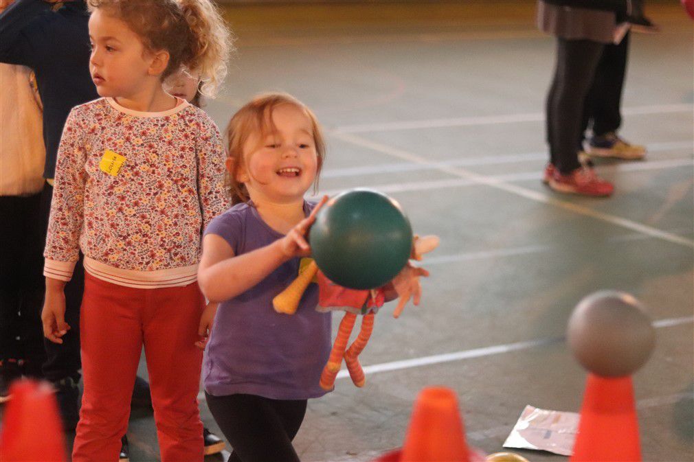 Rencontre sportive en maternelle