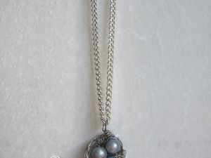 COLLIER NID D'OISEAU PERLES MAGIQUES BLEU - Collier original comportant un pendentif fait-main représentant un nid d'oiseau avec trois oeufs aux reflets multiples grâce aux perles magiques. Il se porte à l'aide d'une chaîne argentée se terminant par un fermoir mousqueton. Longueur : 41 cm. Pendentif : 17*17 mm. Note : Livré dans sa pochette en organza. PRIX : 14 EUROS