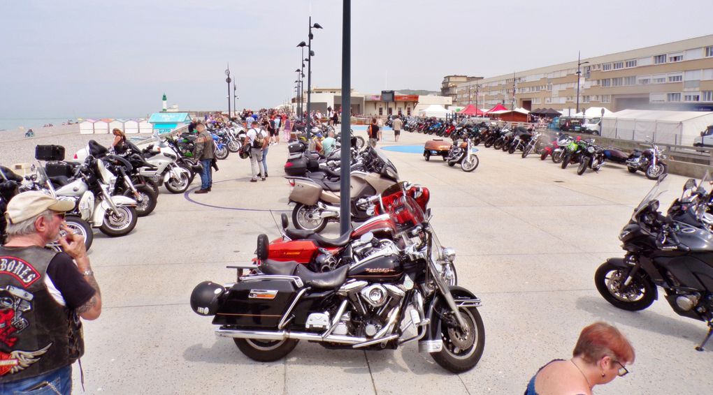 Des milliers de motos sur le front de mer.