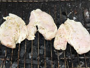 Barbecue : poulet mariné aux herbes et au citron et courgettes à la moutarde et au cumin