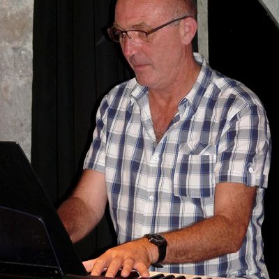loïc pezet, un pianiste lyonnais installé à valence qui joue ses propres compositions en quête d'une écriture originale