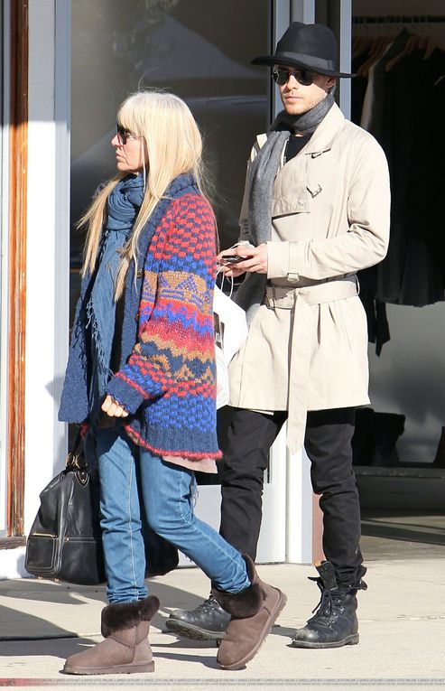 Album - Jared-shopping-in-LA---24-Dec-2010