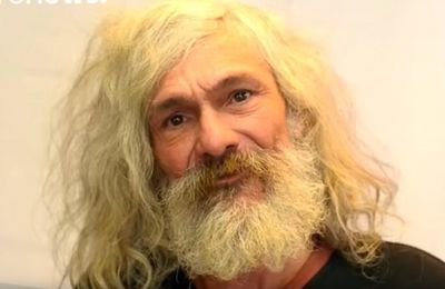 "J'hallucine!" - Un homme espagnol de 55 ans sans abri se refait une beauté, ne peut retenir ses larmes après la transformation!