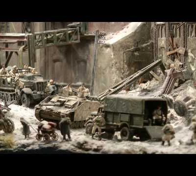 Le Diorama "la Retraite, hiver 1944 de Front Est 1945" de Henk Wust et fourgon de Jan Mourik pendant l'exposition à Ontrax En 2018