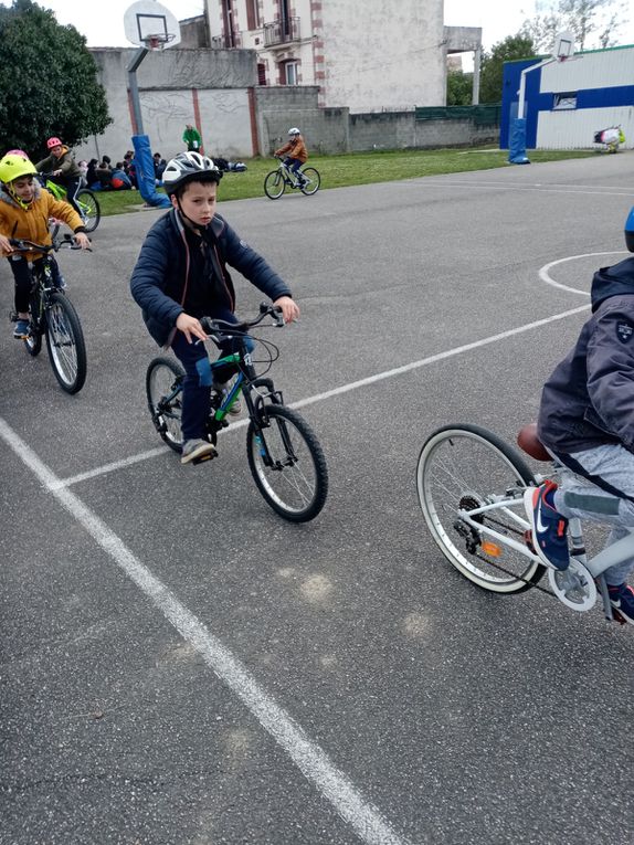 Quelques photos de nos entraînements vélos au stade avant nos exploits sur le bord du canal !