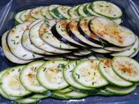 5 - Pour l'accompagnement, couper de fines rondelles de courgette et d'aubergine saupoudrées de piment doux et de ciboulette ciselées à faire griller sur la plancha. Des pommes de terre en robe des champs et du taboulé fait maison (que vous aurez pu préparer la veille) compléteront les éléments de votre banquet.