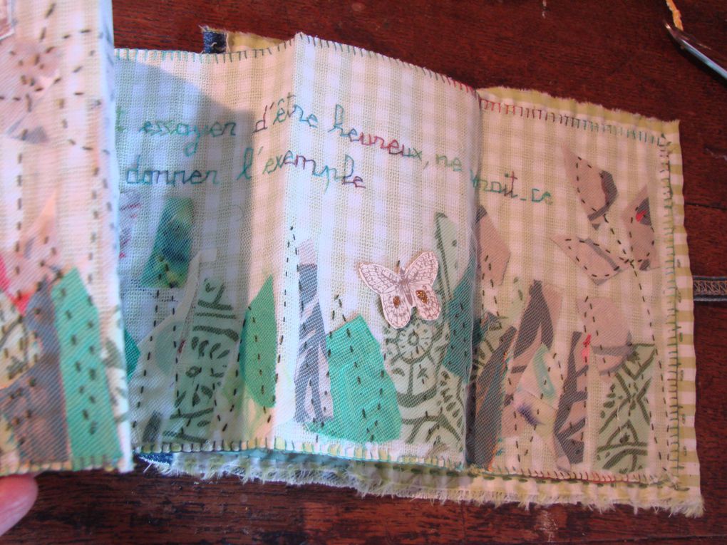 Petits carnets pliés en acordéon
Patchworks de chutes de tissus
Couverture en lin
Taille 17cm X 12cm