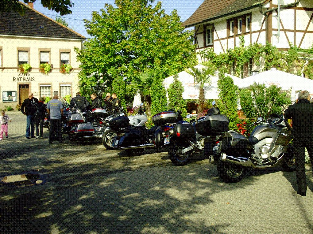 DIAPORAMA 4 PHOTOS - PETIT ARRET CAFE - NORMAL......... CERTAINS SONT PARTIS TOT POUR ETRE PRESENT A 09H45 AU EDV