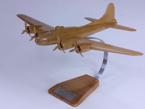 Boeing B17 Flying Fortress (échelle : 1/78°, bois : hêtre)