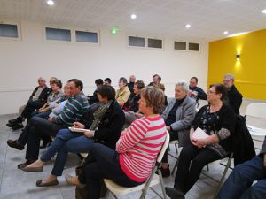 Philippe Mercier présente l'affiche du Salon; les bénévoles de l'association