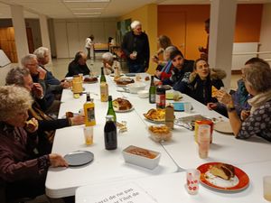 21 personnes se sont retrouvées pour partager un moment de convivialité. Discussions et soutien aux familles aidées.