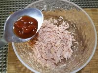 2 - Emietter le thon après l'avoir posé sur du papier absorbant pour ôter l'excédent d'huile. Incorporer 1 cuil. à soupe de Ketchup, 1 cuil. à soupe de mayonnaise. Mélanger puis ajouter la moitié des dés de tomates et d'olives (le reste dervira pour la 2ème farce végétarienne). Assaisonner avec sel et poivre suivant vos goûts. Réserver.